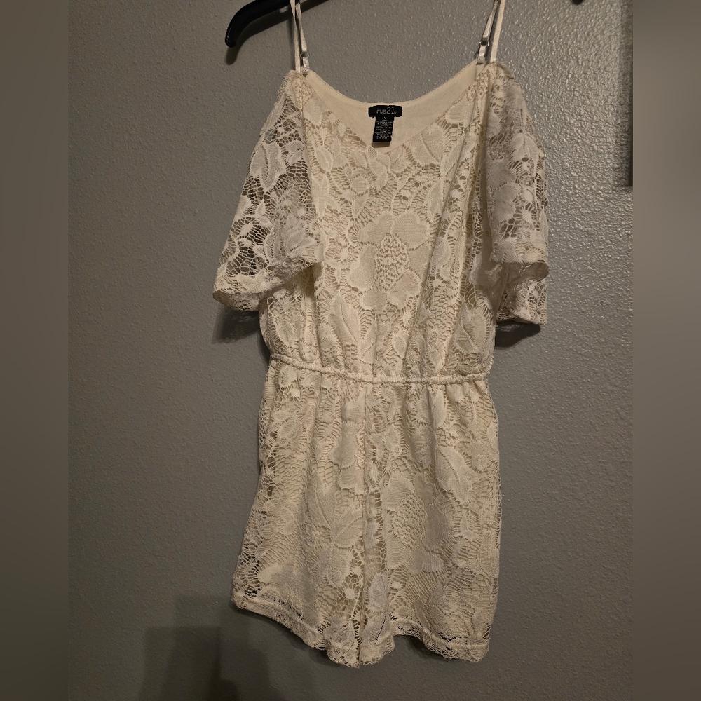 GUC RUE 21 SIZE MEDIUM LACE OFF WHITE SHORT ROMPER